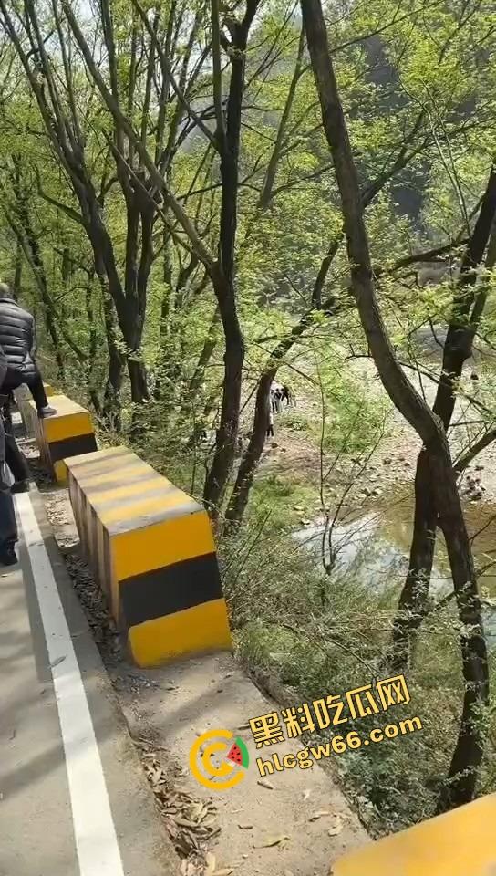 汉中勉县龙湾景区惊现社会姐持械现场,这家伙手里的不是传说中的真理吗?