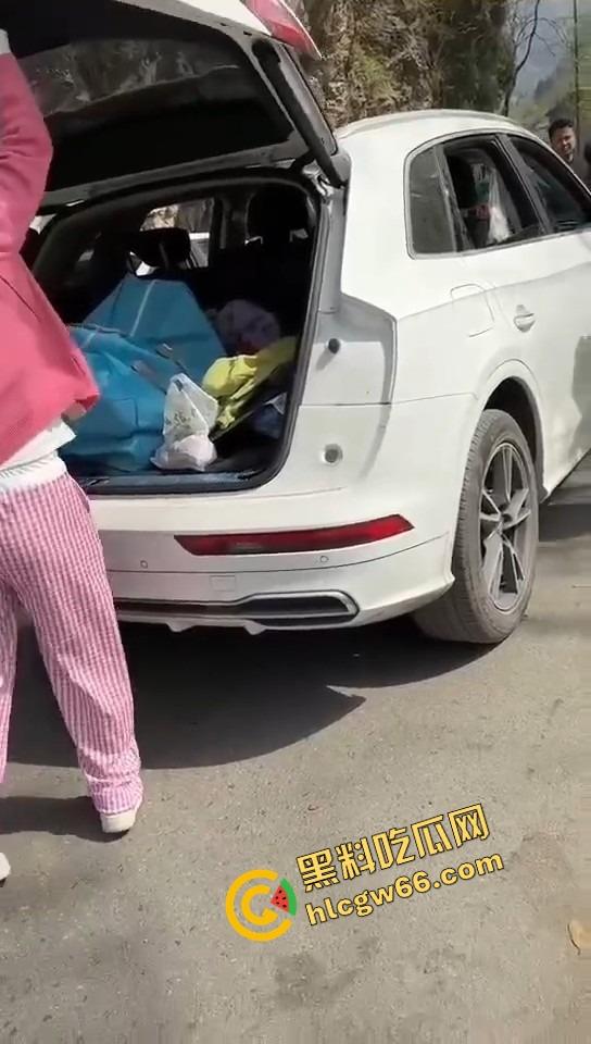 汉中勉县龙湾景区惊现社会姐持械现场,这家伙手里的不是传说中的真理吗?