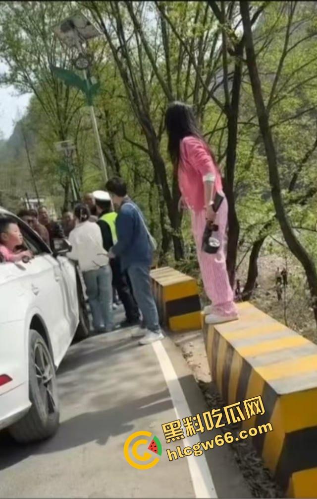 汉中勉县龙湾景区惊现社会姐持械现场,这家伙手里的不是传说中的真理吗?