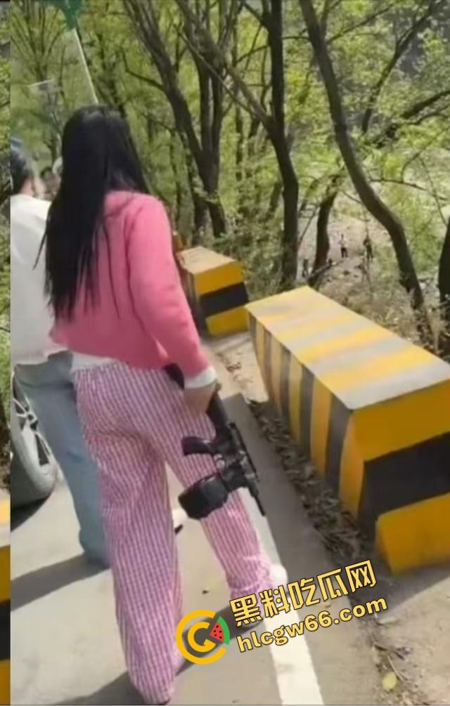 汉中勉县龙湾景区惊现社会姐持械现场,这家伙手里的不是传说中的真理吗?