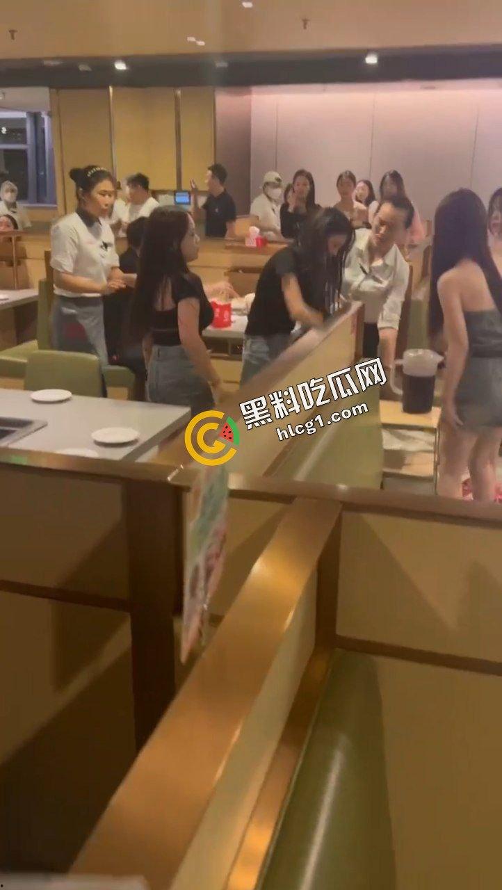 重庆海底捞女人打架原视频!什么长腿飞踢 奶子砸脸 能不能让我也加入战斗