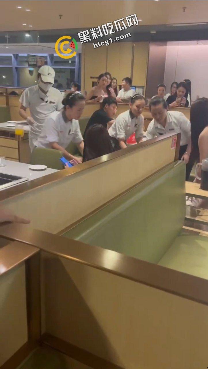重庆海底捞女人打架原视频!什么长腿飞踢 奶子砸脸 能不能让我也加入战斗
