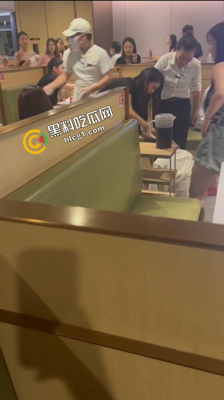 重庆海底捞女人打架原视频!什么长腿飞踢 奶子砸脸 能不能让我也加入战斗