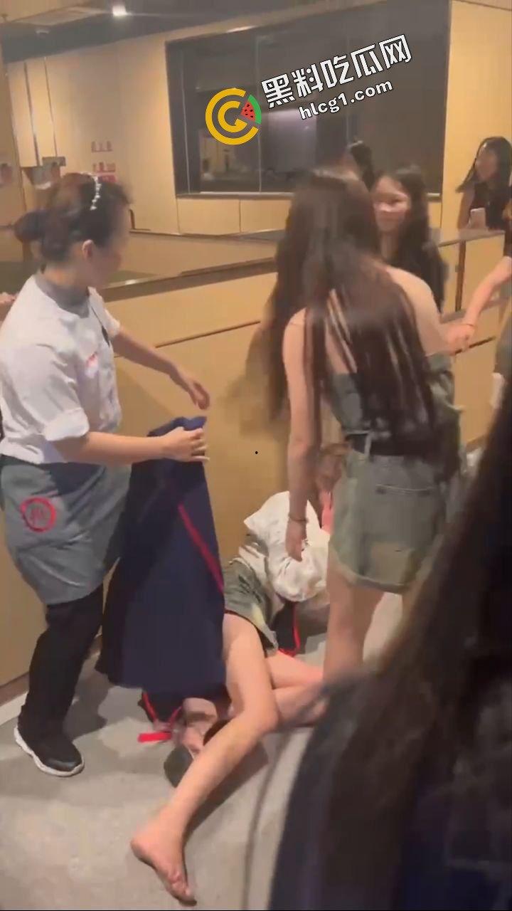 重庆海底捞女人打架原视频!什么长腿飞踢 奶子砸脸 能不能让我也加入战斗