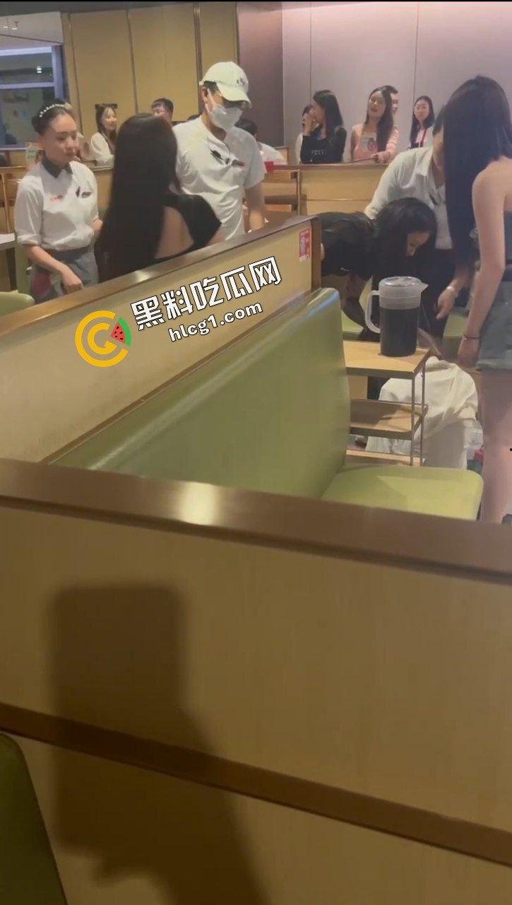 重庆海底捞女人打架原视频!什么长腿飞踢 奶子砸脸 能不能让我也加入战斗