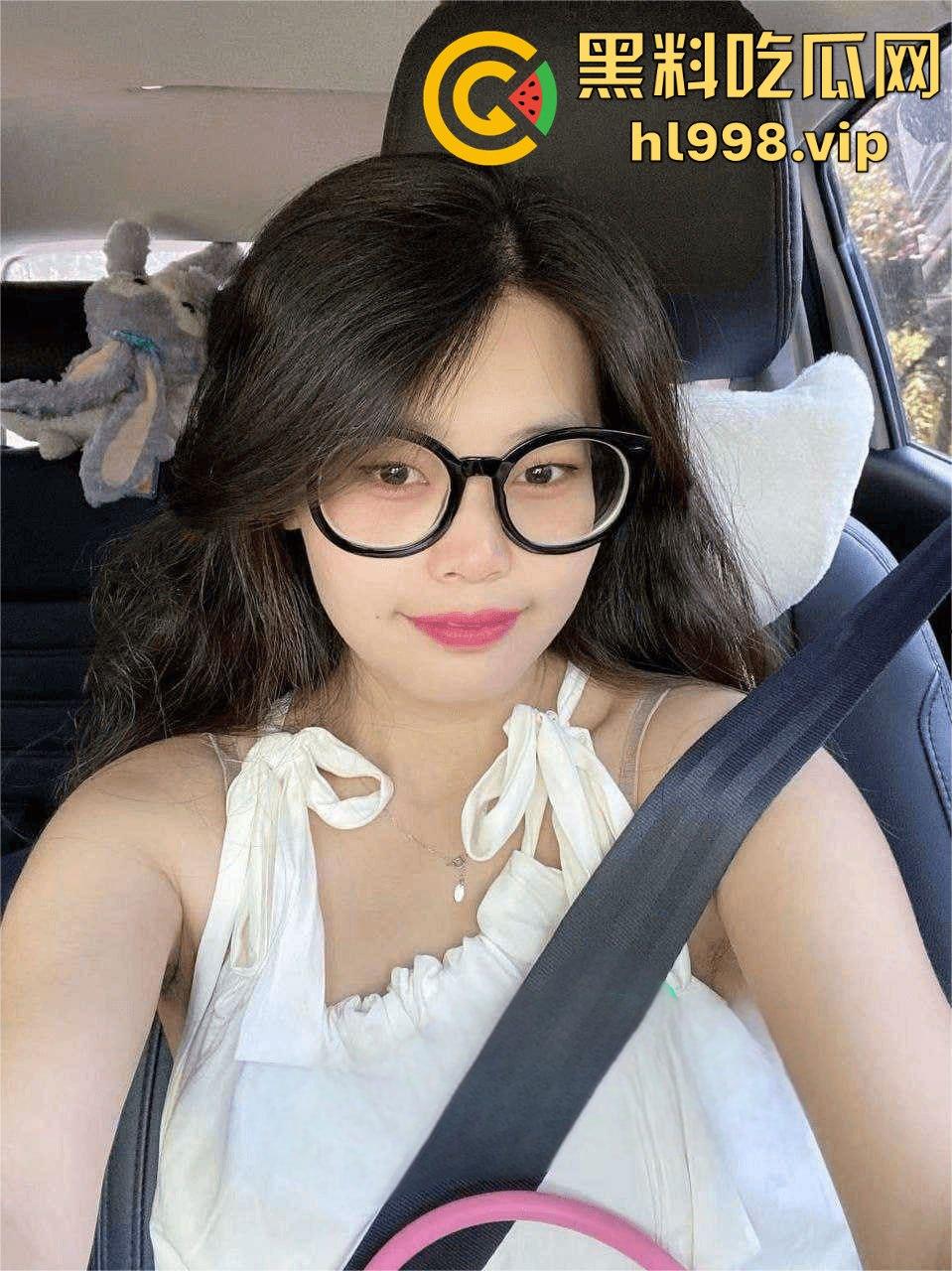 重庆邮电大学大二嫩妹【何馨玥】背着男友裸聊约炮！厕所马桶上玩假鸡巴玩得嗨到飞起！