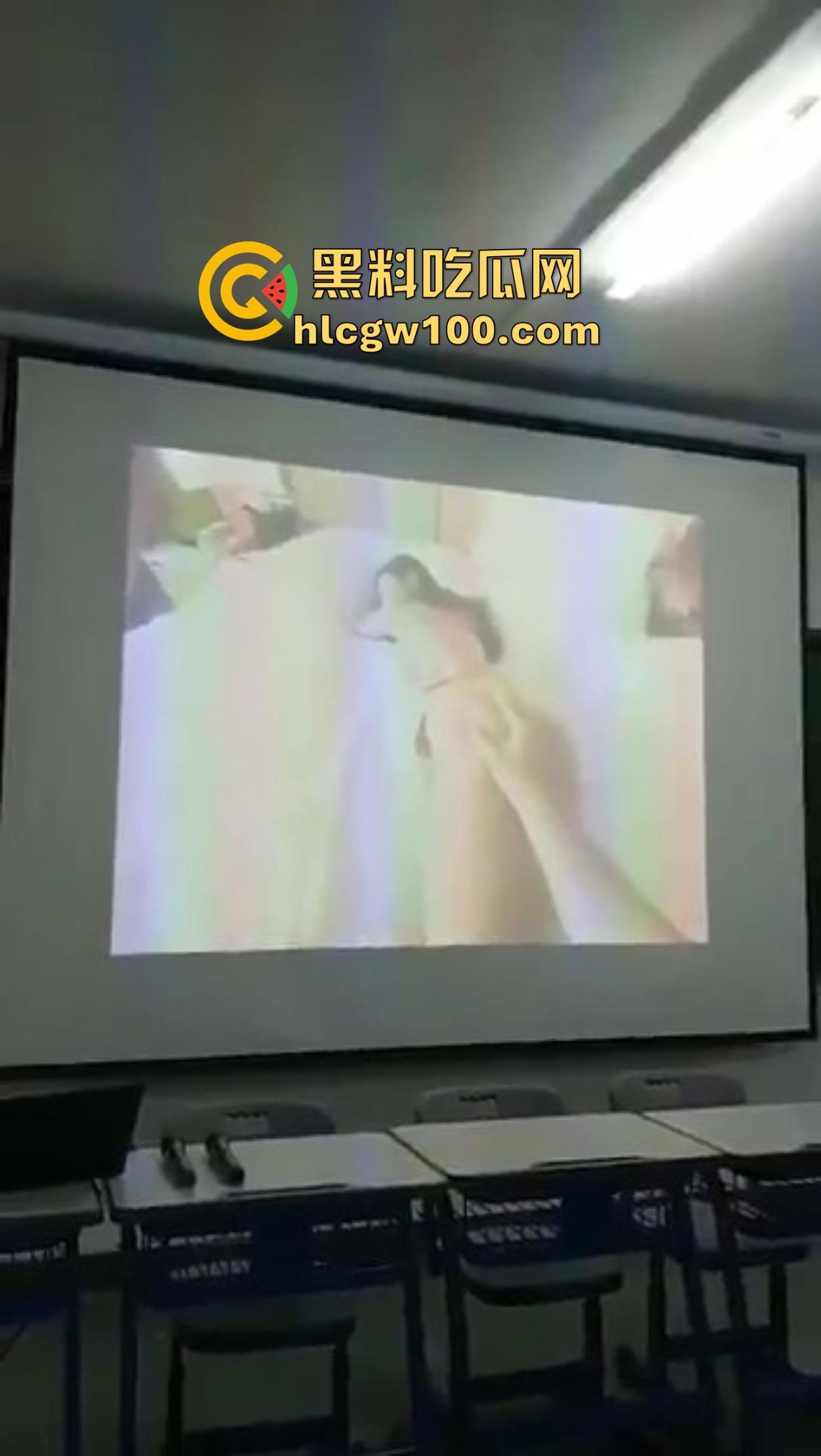 西安二中课堂播放A片事故,PPT切错引全班狂欢,女生羞红脸,男生暗地狂笑!