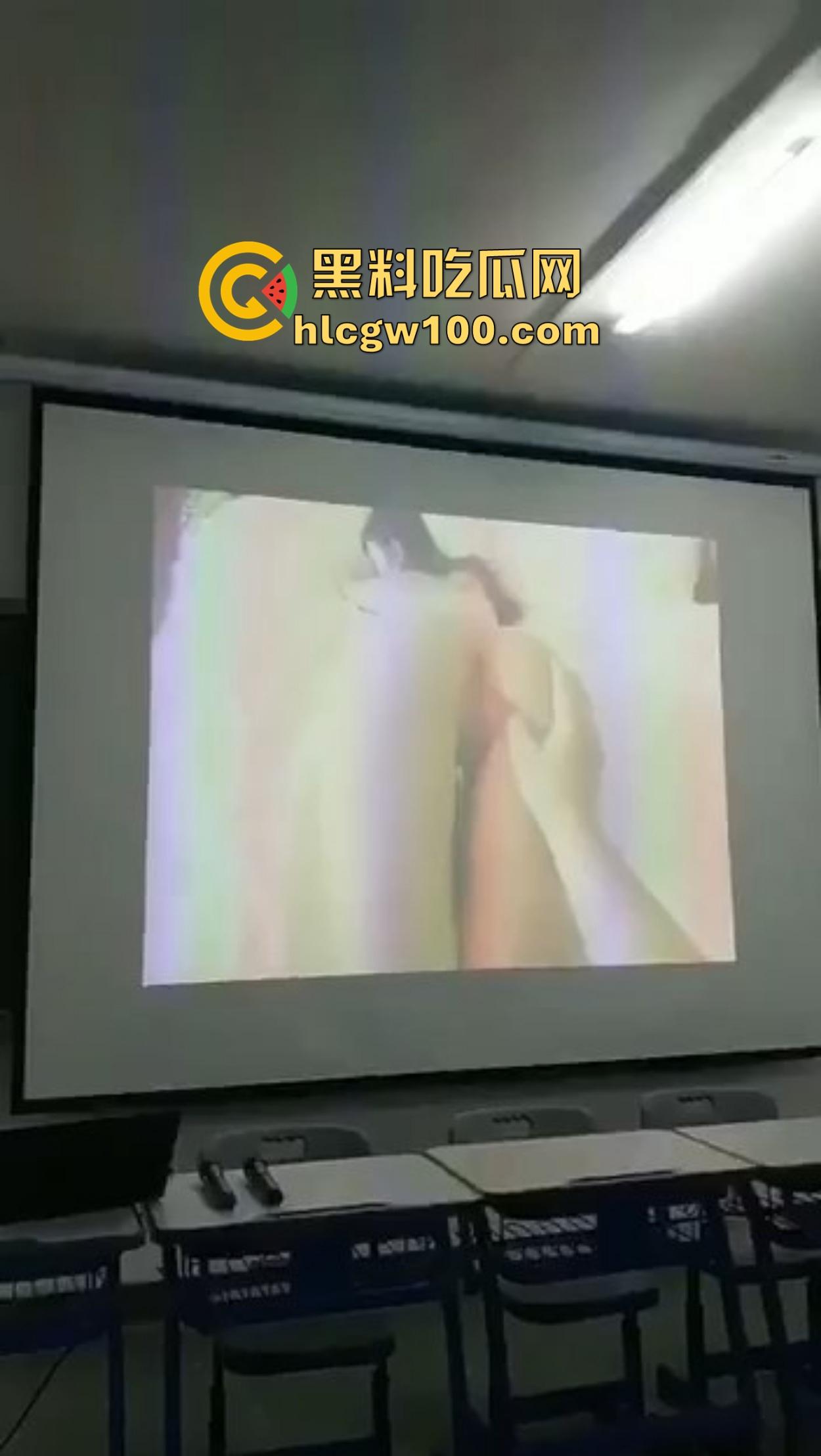 西安二中课堂播放A片事故,PPT切错引全班狂欢,女生羞红脸,男生暗地狂笑!