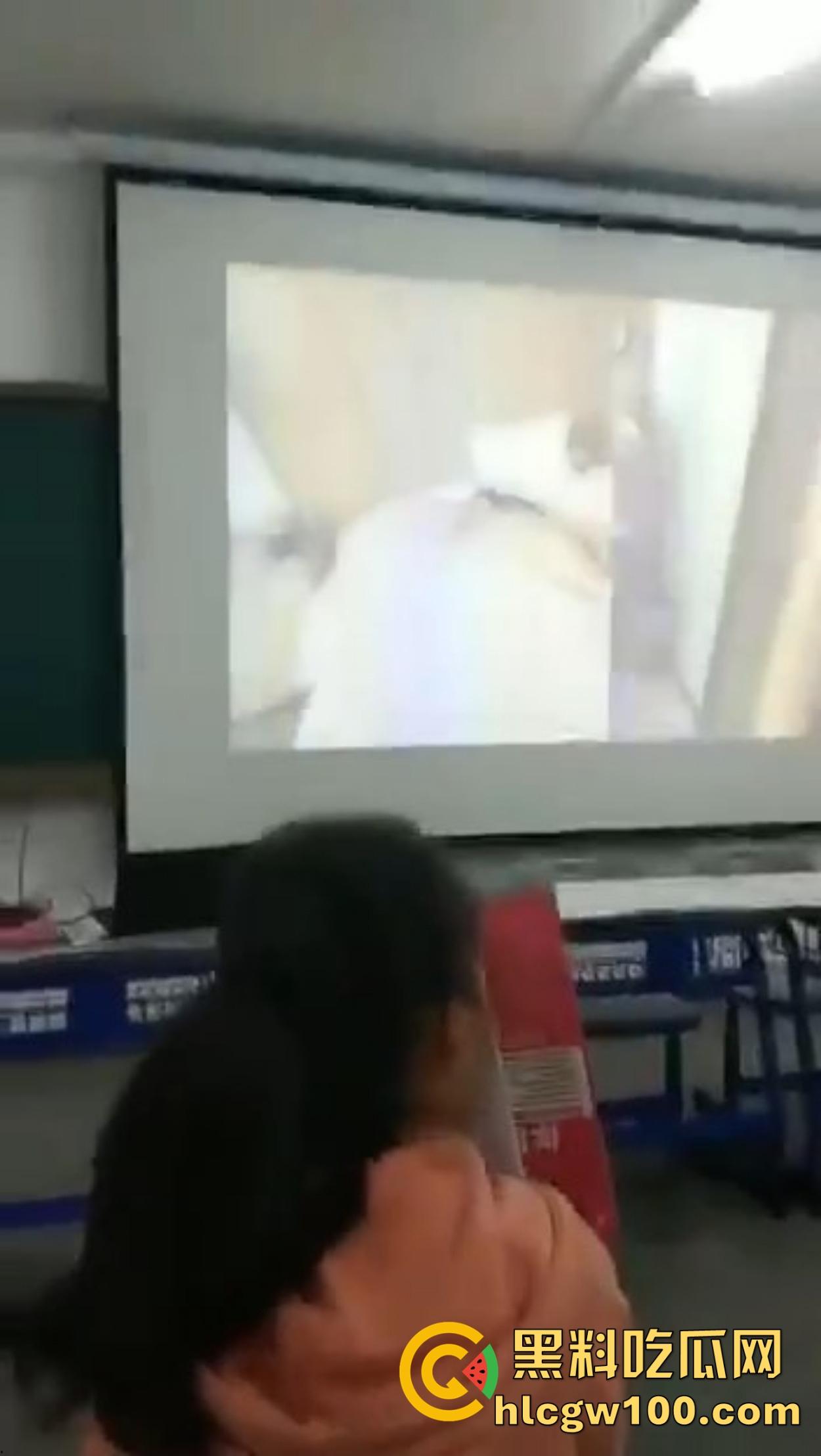 西安二中课堂播放A片事故,PPT切错引全班狂欢,女生羞红脸,男生暗地狂笑!