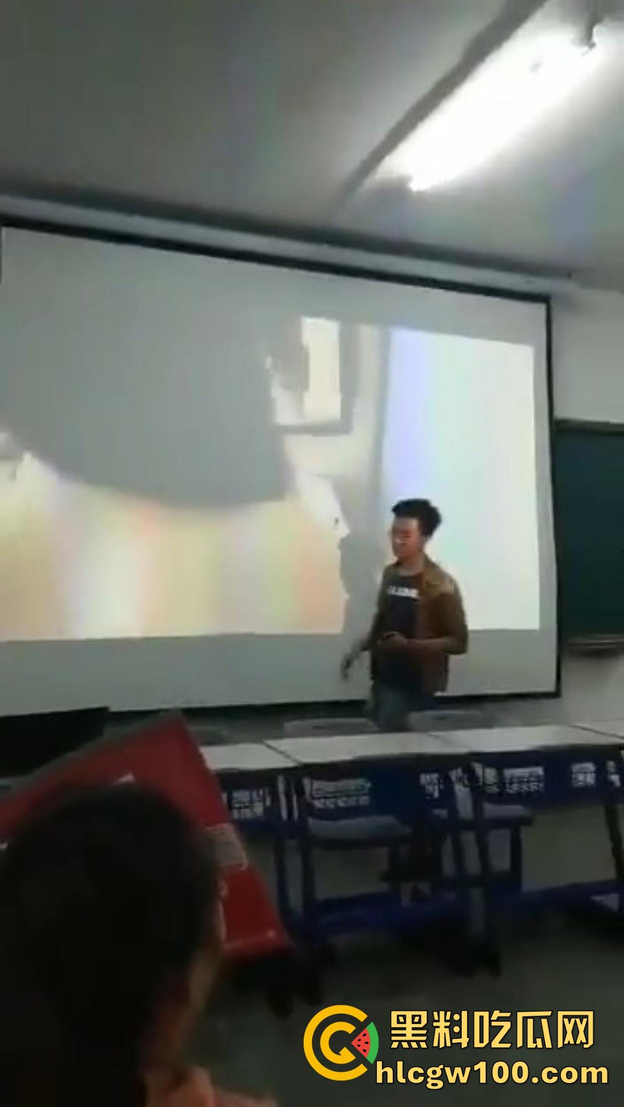 西安二中课堂播放A片事故,PPT切错引全班狂欢,女生羞红脸,男生暗地狂笑!