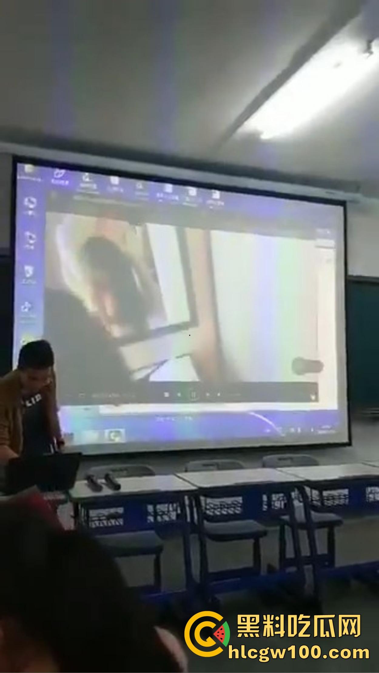 西安二中课堂播放A片事故,PPT切错引全班狂欢,女生羞红脸,男生暗地狂笑!