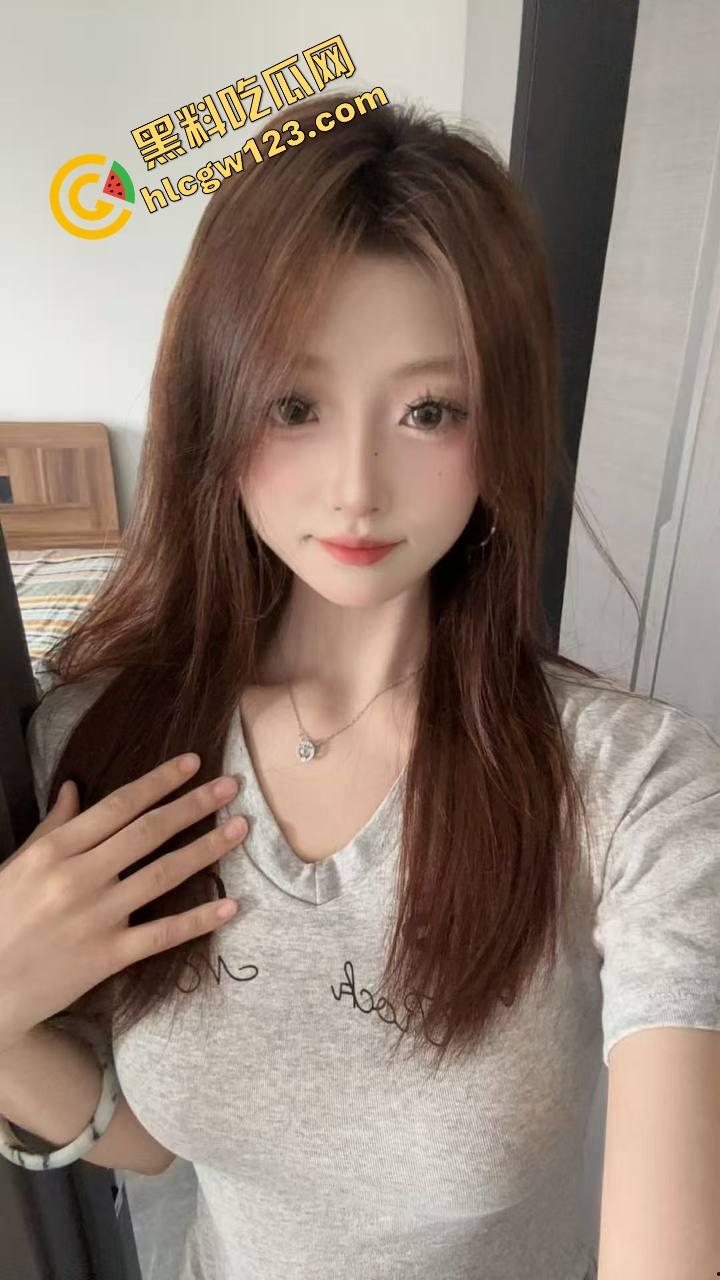 偷约妹妹的闺蜜开房猛干，前半羞涩装纯，后面浪成母狗，白丝半桶袜勾得人一顿狠操，手被反抓操弯成弓！