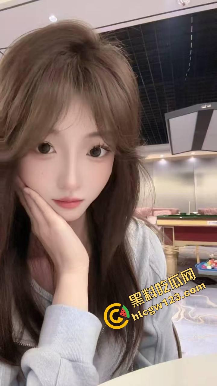 偷约妹妹的闺蜜开房猛干,前半羞涩装纯,后面浪成母狗,白丝半桶袜勾得人一顿狠操,手被反抓操弯成弓!