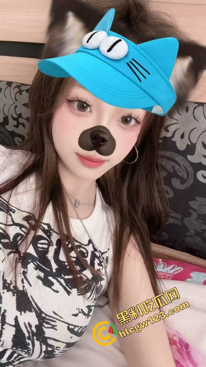 偷约妹妹的闺蜜开房猛干,前半羞涩装纯,后面浪成母狗,白丝半桶袜勾得人一顿狠操,手被反抓操弯成弓!