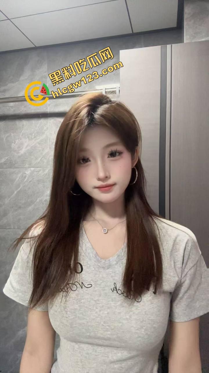 偷约妹妹的闺蜜开房猛干,前半羞涩装纯,后面浪成母狗,白丝半桶袜勾得人一顿狠操,手被反抓操弯成弓!