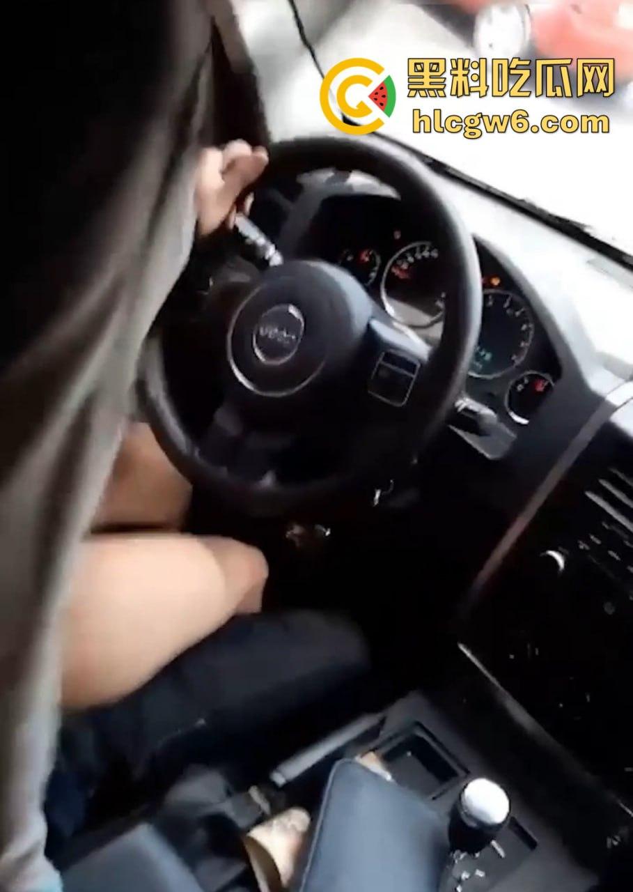 广西南宁闹市街头上演车震狂欢 屁股暴露还敢女上位 骑得像浪头拍岸 爷们一边开车一边猛操 高手在民间!