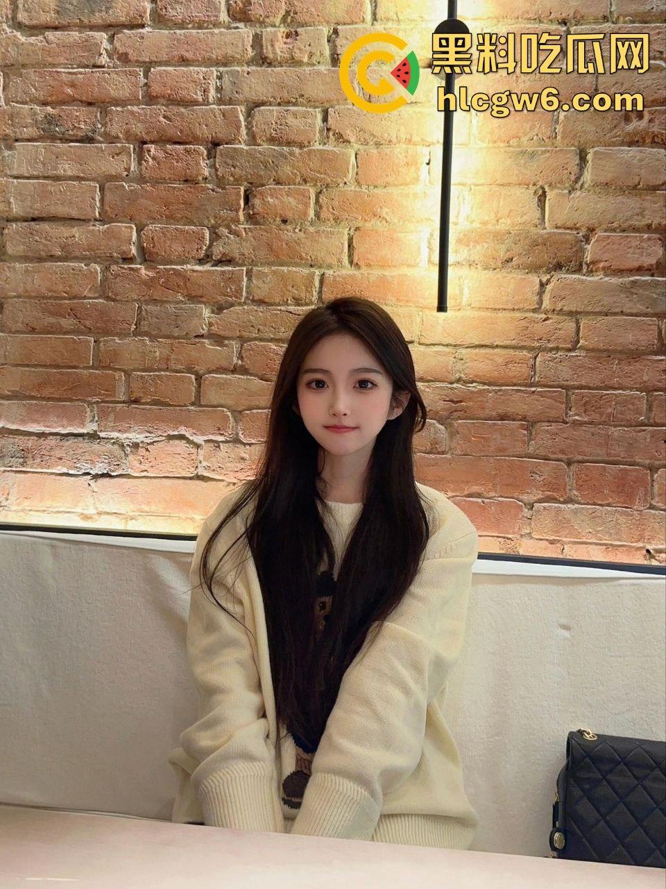 广西南宁闹市街头上演车震狂欢 屁股暴露还敢女上位 骑得像浪头拍岸 爷们一边开车一边猛操 高手在民间!