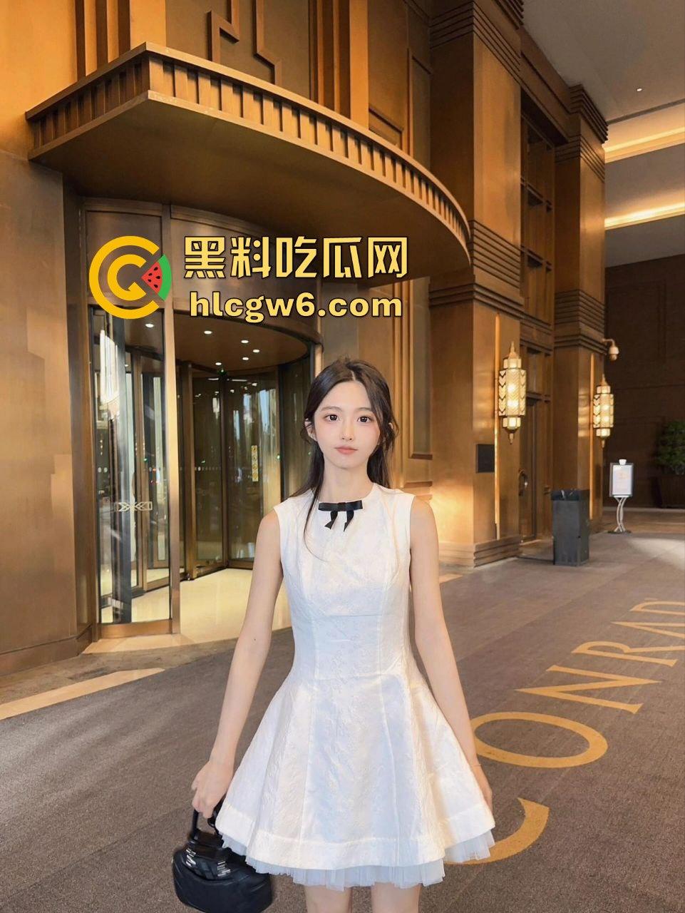 广西南宁闹市街头上演车震狂欢 屁股暴露还敢女上位 骑得像浪头拍岸 爷们一边开车一边猛操 高手在民间!