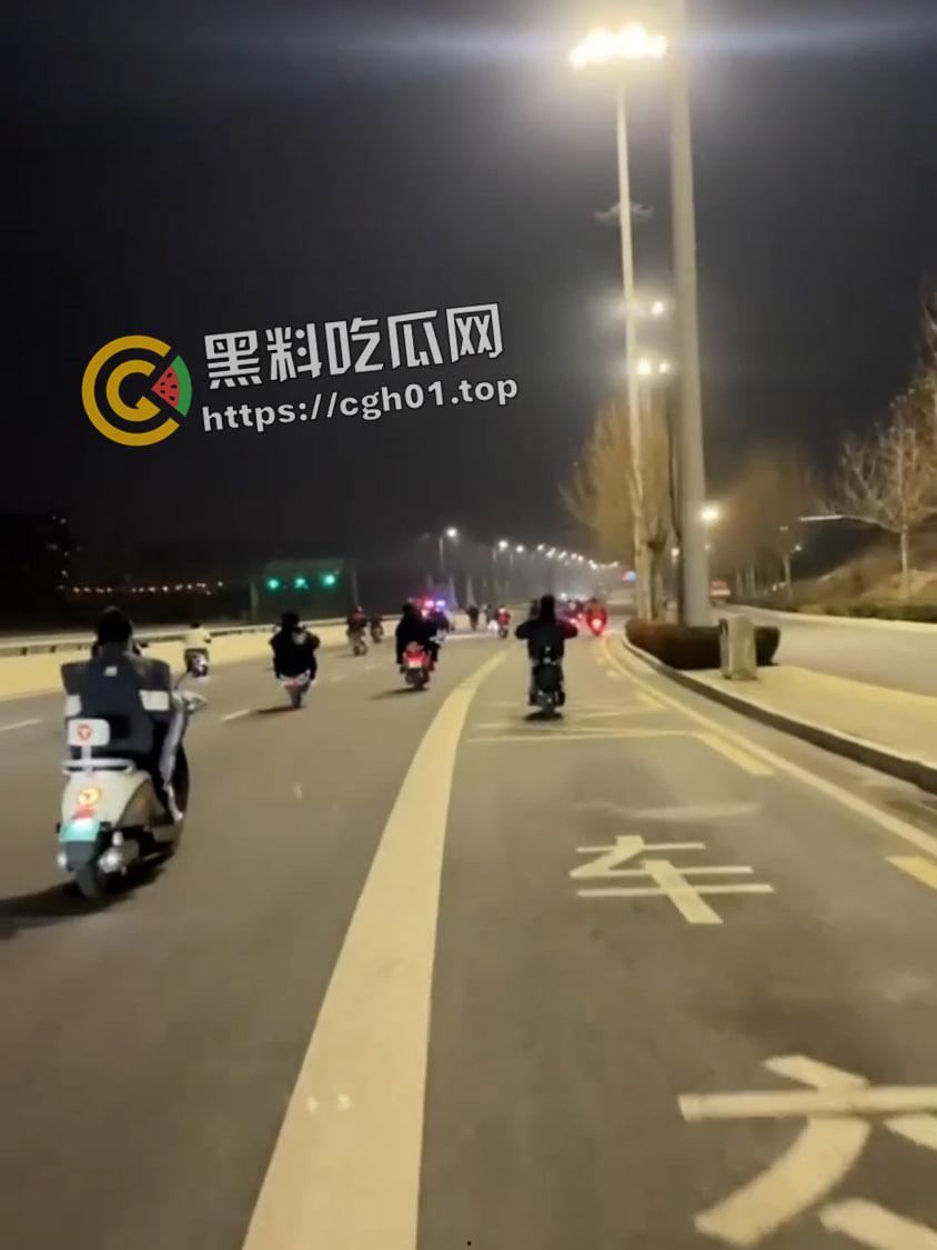 郑州精神小伙半夜鬼火炸街 挑衅交警 追后大混战 中国也有自己的佛罗里达州