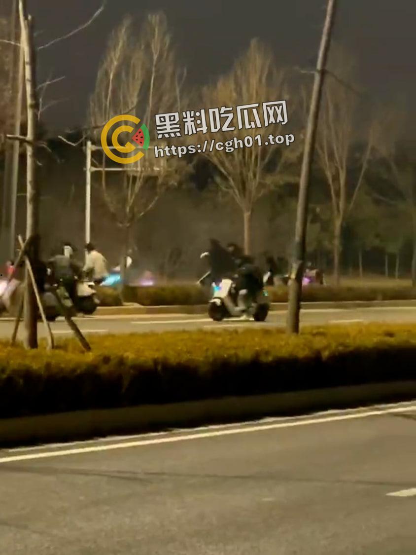 郑州精神小伙半夜鬼火炸街 挑衅交警 追后大混战 中国也有自己的佛罗里达州
