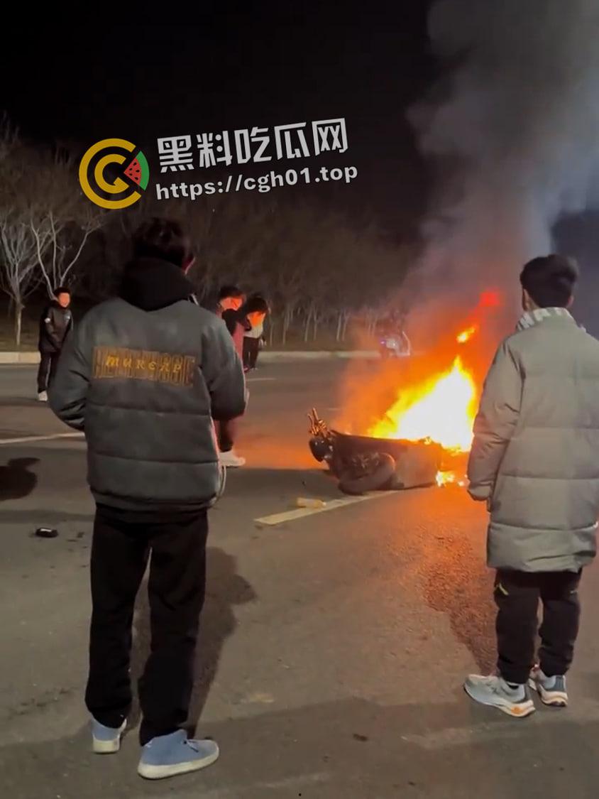 郑州精神小伙半夜鬼火炸街 挑衅交警 追后大混战 中国也有自己的佛罗里达州