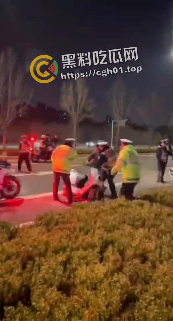 郑州精神小伙半夜鬼火炸街 挑衅交警 追后大混战 中国也有自己的佛罗里达州