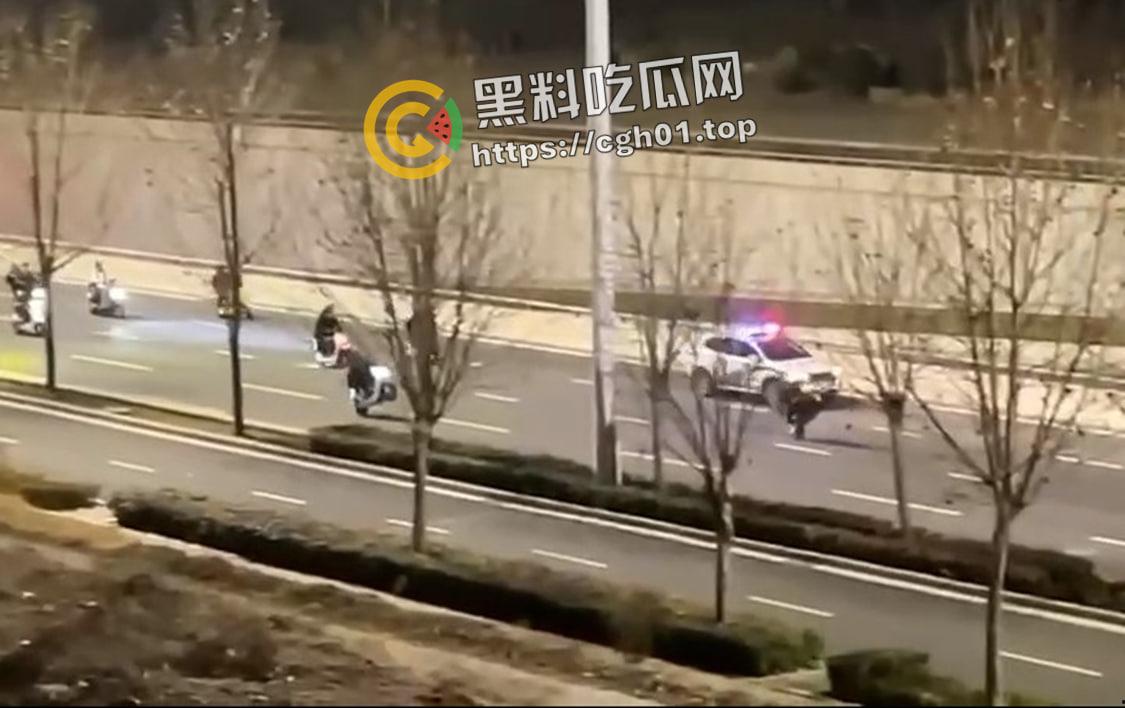 郑州精神小伙半夜鬼火炸街 挑衅交警 追后大混战 中国也有自己的佛罗里达州