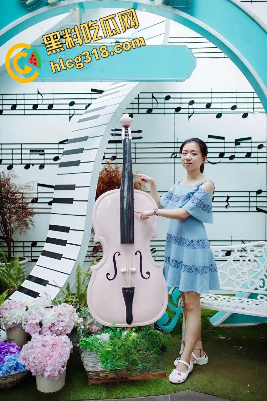 青岛反差女大学生【谭晓怡】,游戏开黑好队友,操逼都不忘王者荣耀语音开黑,还捂住自己嘴巴不发出娇喘声 !