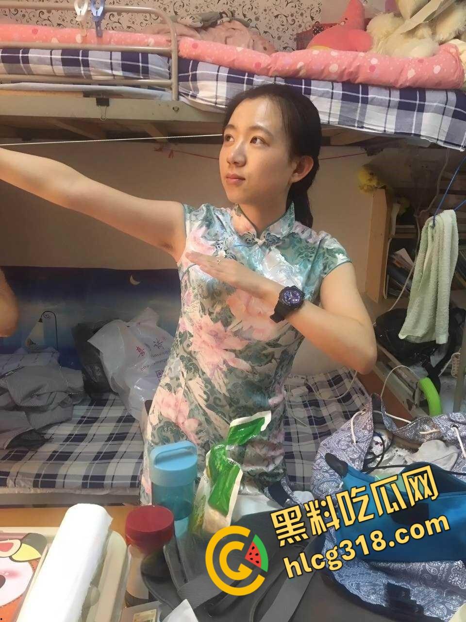 青岛反差女大学生【谭晓怡】,游戏开黑好队友,操逼都不忘王者荣耀语音开黑,还捂住自己嘴巴不发出娇喘声 !