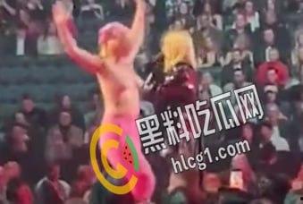 国外网红AvrilLavigne领奖 遭裸女冲上台踩场 爆粗口打对方胸部:fuck off bitch