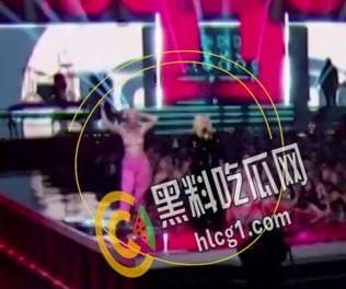 国外网红AvrilLavigne领奖 遭裸女冲上台踩场 爆粗口打对方胸部:fuck off bitch