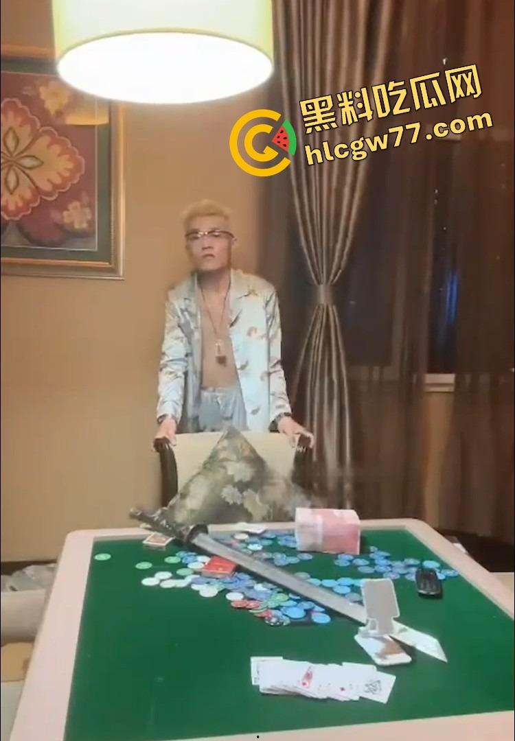 抖音精神小伙『周子磊』人设爆炸,舔粉网红转身自拍猛干6连发,评论区全是要资源的哥们!