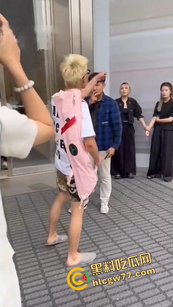 抖音精神小伙『周子磊』人设爆炸,舔粉网红转身自拍猛干6连发,评论区全是要资源的哥们!