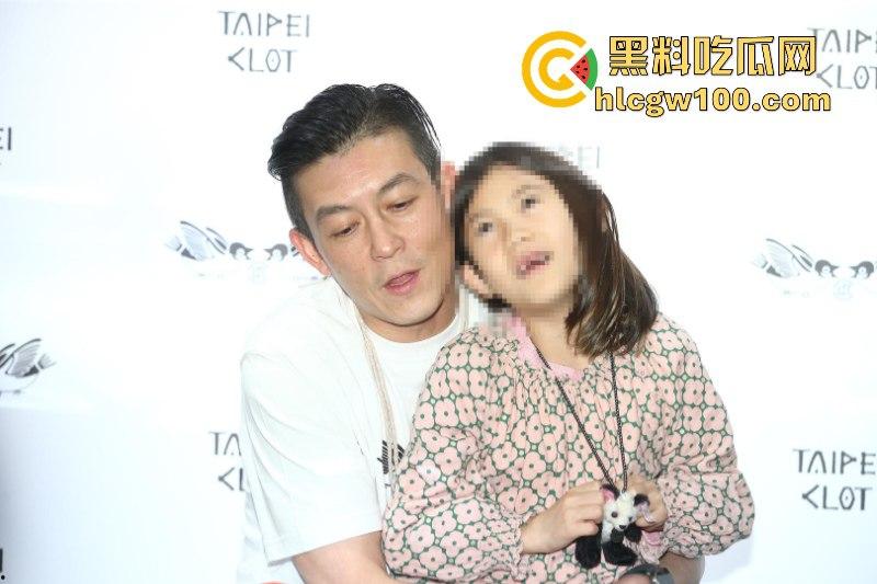 陈冠希呼吁网友给他女儿在美国被山火烧毁的学校捐款 被网友狂怼“你活该”!