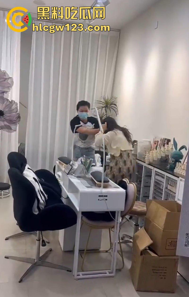低胸妆小三在美甲店，被情夫正室手撕暴揍，这小三骚得像夜店头牌，吊带当场被扯烂太刺激了！