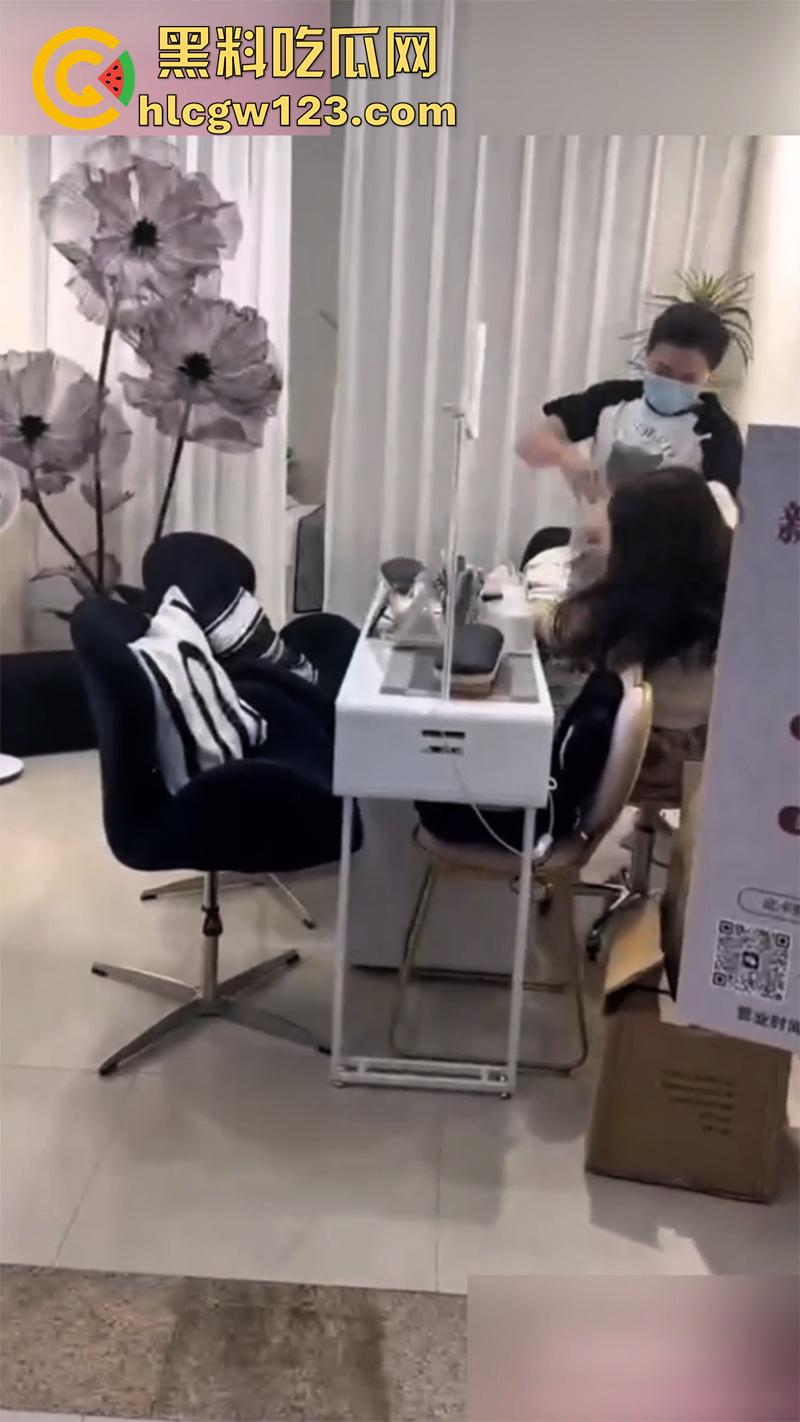 低胸妆小三在美甲店,被情夫正室手撕暴揍,这小三骚得像夜店头牌,吊带当场被扯烂太刺激了!
