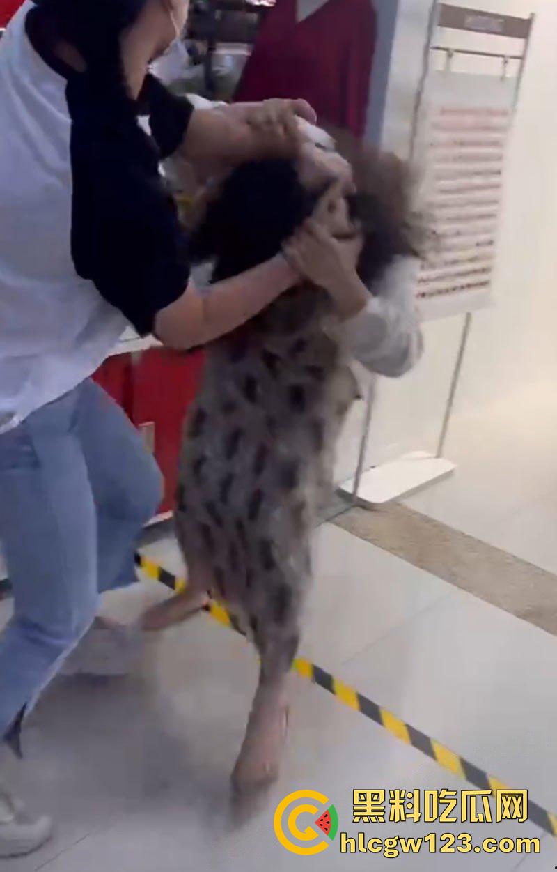 低胸妆小三在美甲店,被情夫正室手撕暴揍,这小三骚得像夜店头牌,吊带当场被扯烂太刺激了!