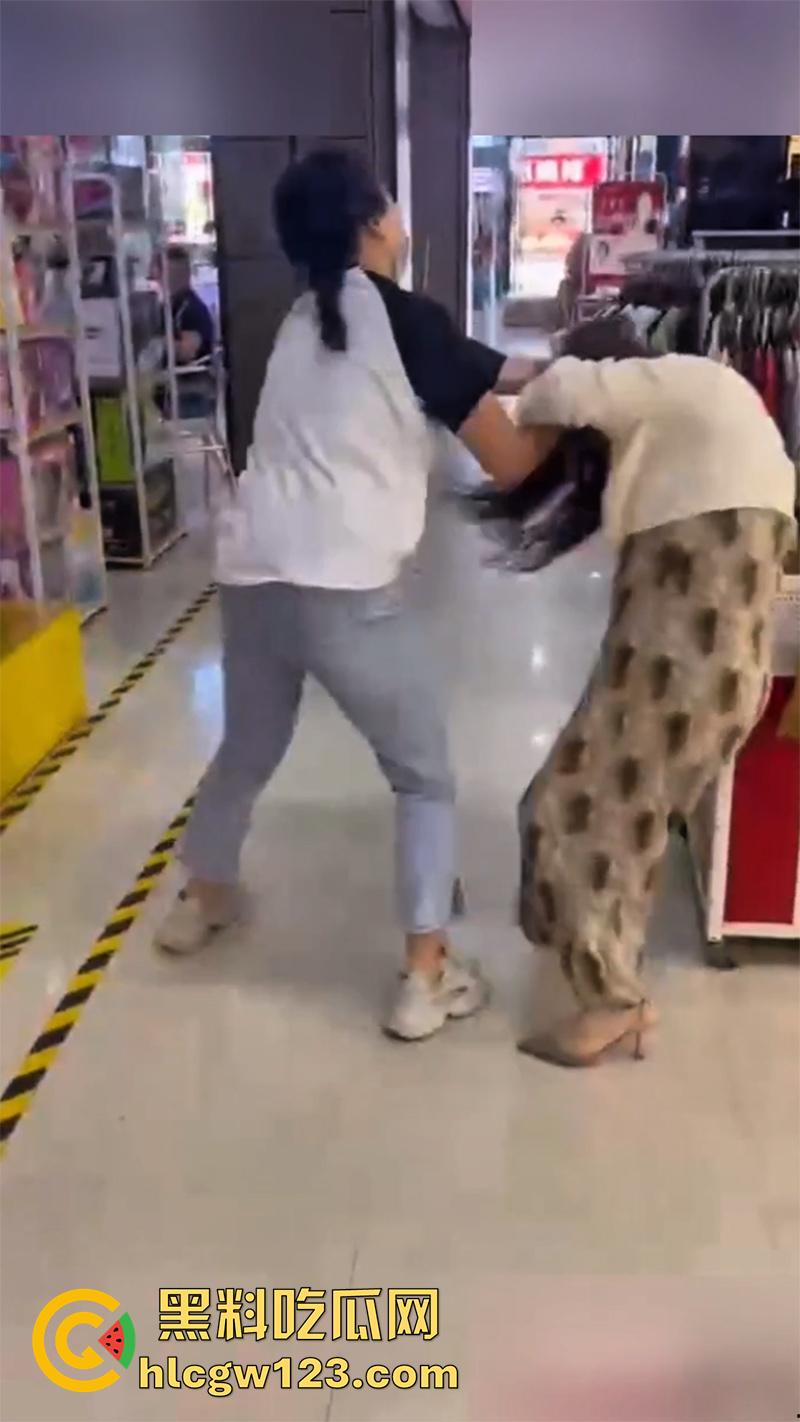 低胸妆小三在美甲店,被情夫正室手撕暴揍,这小三骚得像夜店头牌,吊带当场被扯烂太刺激了!