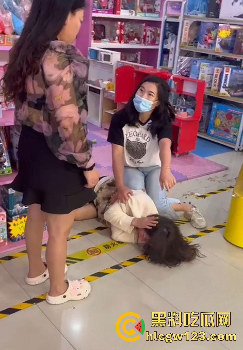 低胸妆小三在美甲店,被情夫正室手撕暴揍,这小三骚得像夜店头牌,吊带当场被扯烂太刺激了!