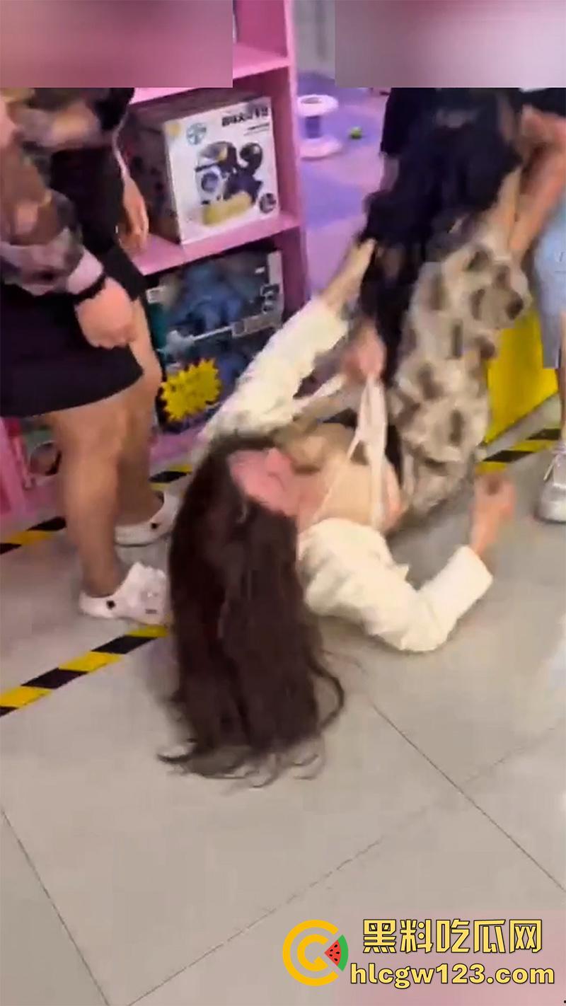 低胸妆小三在美甲店,被情夫正室手撕暴揍,这小三骚得像夜店头牌,吊带当场被扯烂太刺激了!