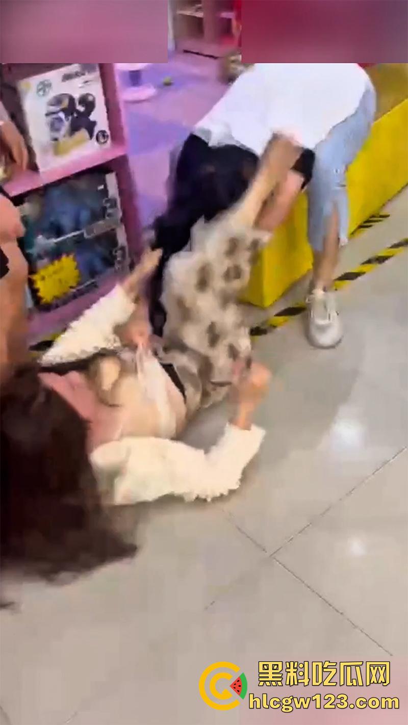 低胸妆小三在美甲店,被情夫正室手撕暴揍,这小三骚得像夜店头牌,吊带当场被扯烂太刺激了!