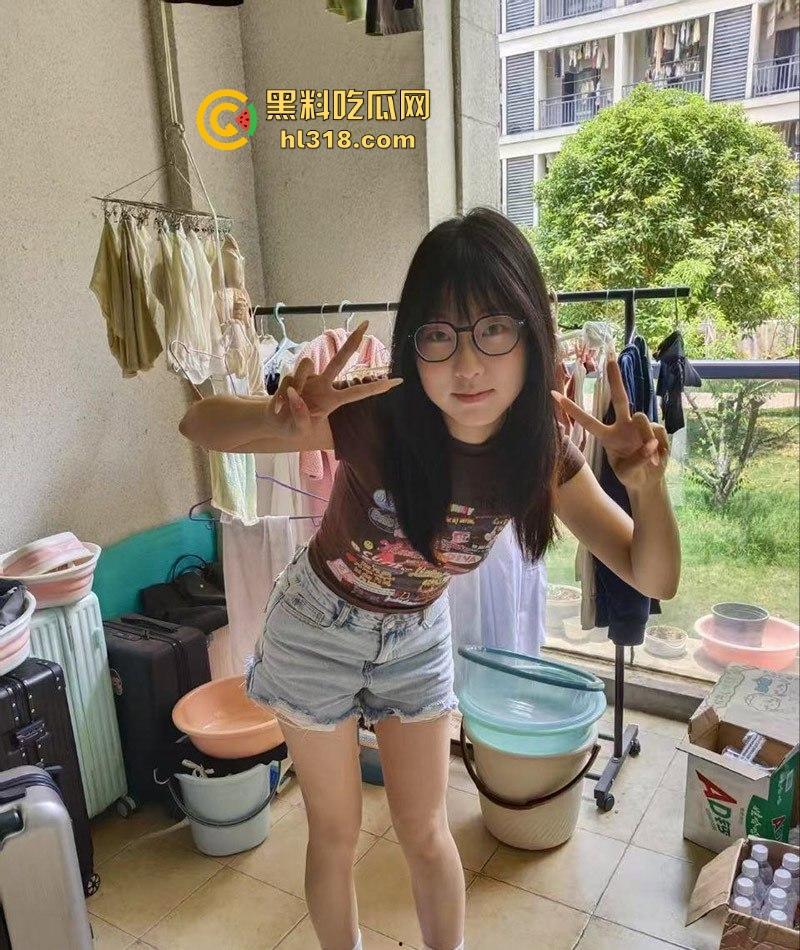 宁波大学【李鸣鸣】文艺眼镜妹揉穴自慰,反差蝴蝶逼惊喜见人,甜美呻吟诱惑无比,裸聊视频被曝光!