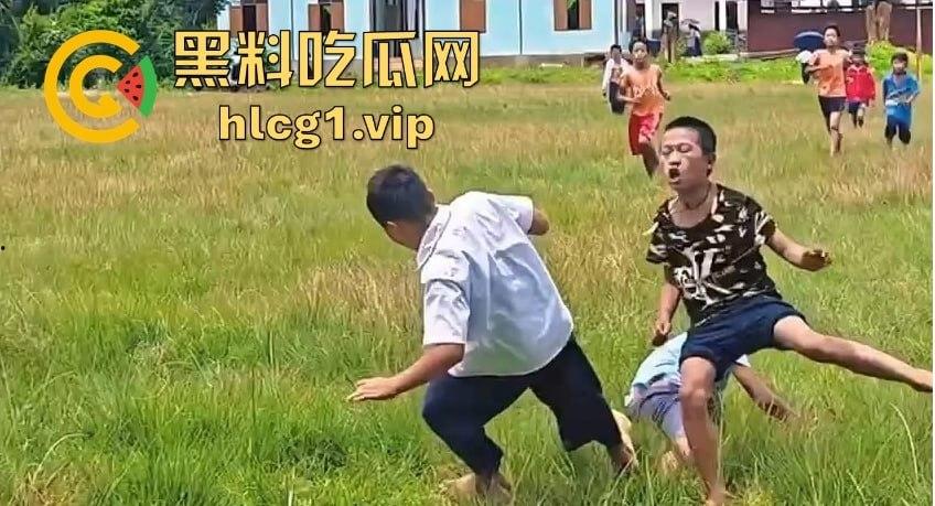 足球小子上演‘国足即视感’！场上到底是在踢球还是在踢人，有海参哥那味了！