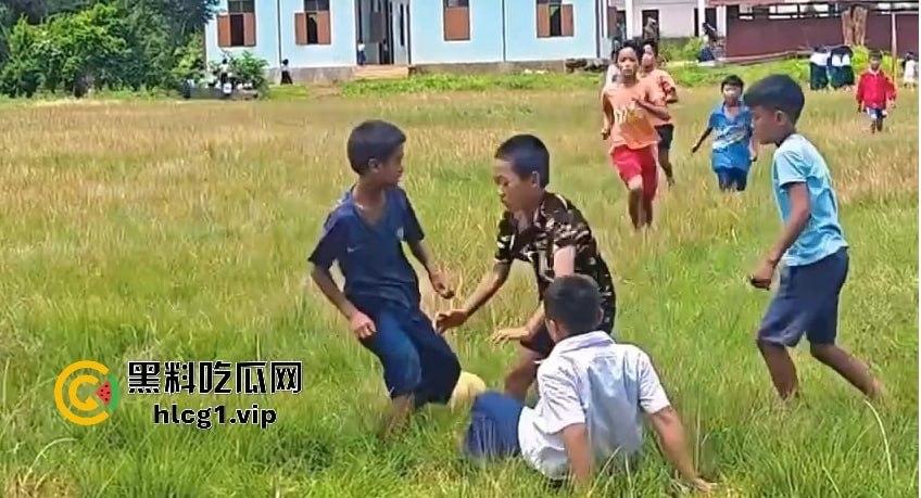 足球小子上演‘国足即视感’!场上到底是在踢球还是在踢人,有海参哥那味了!