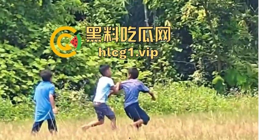 足球小子上演‘国足即视感’!场上到底是在踢球还是在踢人,有海参哥那味了!