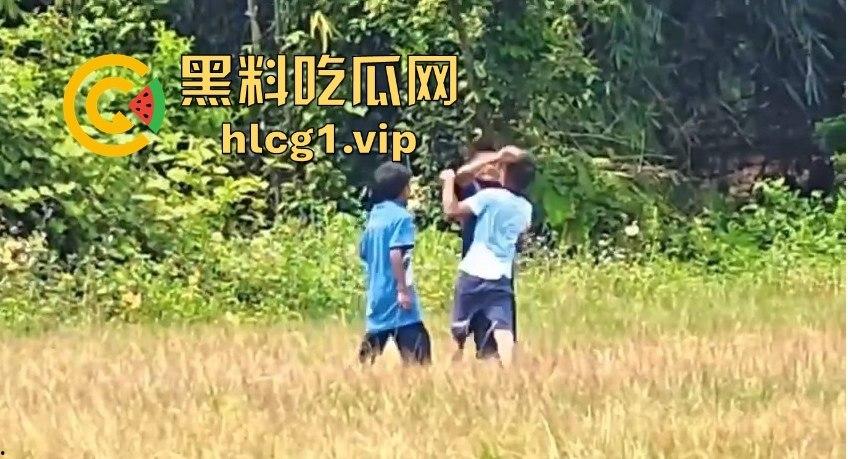 足球小子上演‘国足即视感’!场上到底是在踢球还是在踢人,有海参哥那味了!