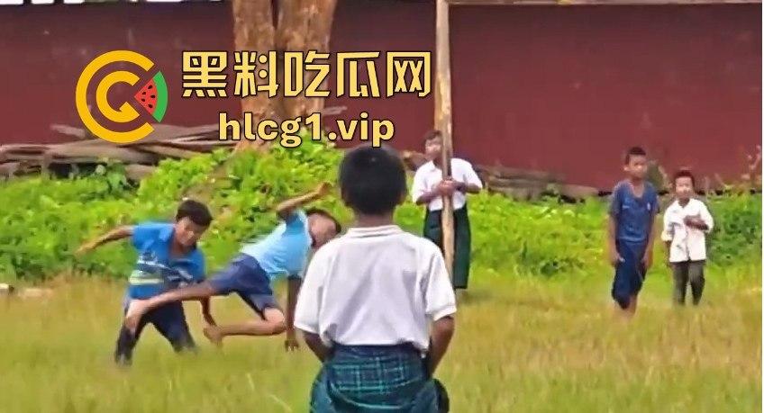 足球小子上演‘国足即视感’!场上到底是在踢球还是在踢人,有海参哥那味了!