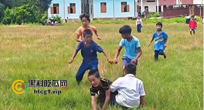 足球小子上演‘国足即视感’!场上到底是在踢球还是在踢人,有海参哥那味了!