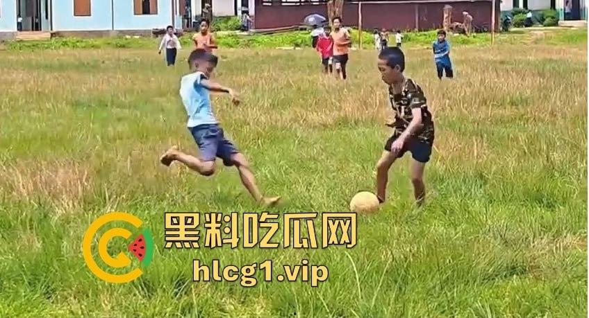 足球小子上演‘国足即视感’!场上到底是在踢球还是在踢人,有海参哥那味了!