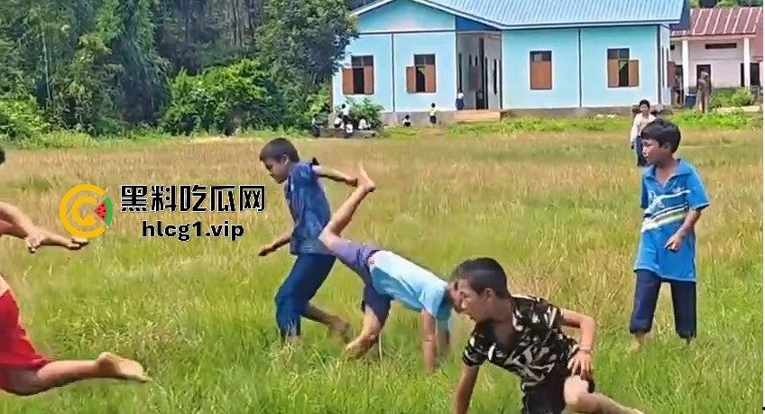 足球小子上演‘国足即视感’!场上到底是在踢球还是在踢人,有海参哥那味了!